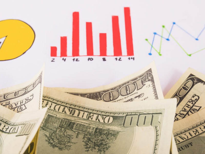Hình ảnh một người chơi đang đếm bài Xì Dách (Blackjack) với các lá bài